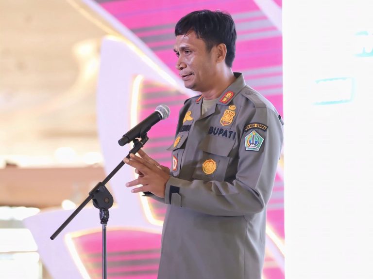Kepala Dinas Dikbud Sultra, Yusmin saat beri sambutan dalam giat Expo Tenun Sultra 2024. Foto: ist