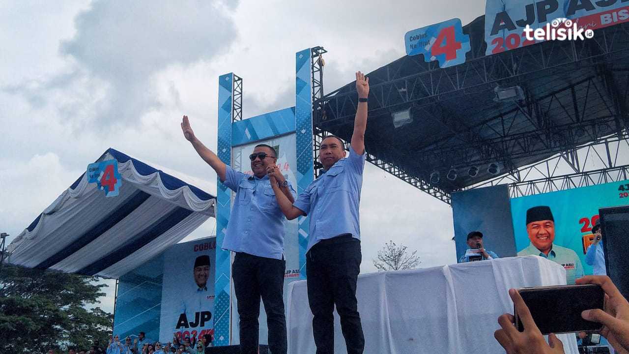  Pasangan calon Wali Kota dan Wakil Wali Kota Kendari, Aksan Jaya Putra-Andi Sulolipu saat berkampanye di Lapangan Benu-Benua, Kecamatan Kendari Barat, Kamis (21/11/2024). Foto: Nabila/Telisik
