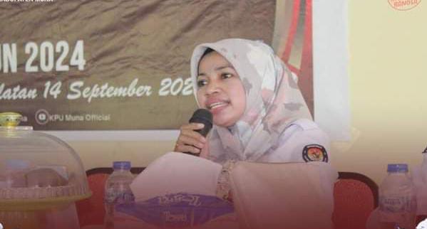 Kordiv Hukum dan Pengawasan KPU Muna, Wa Ode Lilis Widya Ningsih memproses dugaan pelanggaran oknum PPS. Foto: Ist.