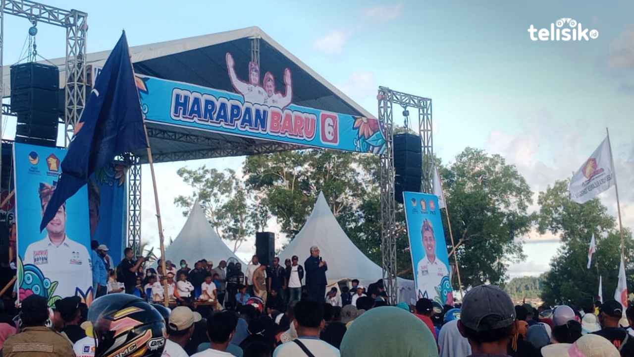 Ali Mazi saat berorasi di kampanye akbar paslon Alvin - Syarif di Lapangan Banabungi, Kecamatan Pasarwajo, Jumat (22/11/2024). Foto: Febriyani/ Telisik