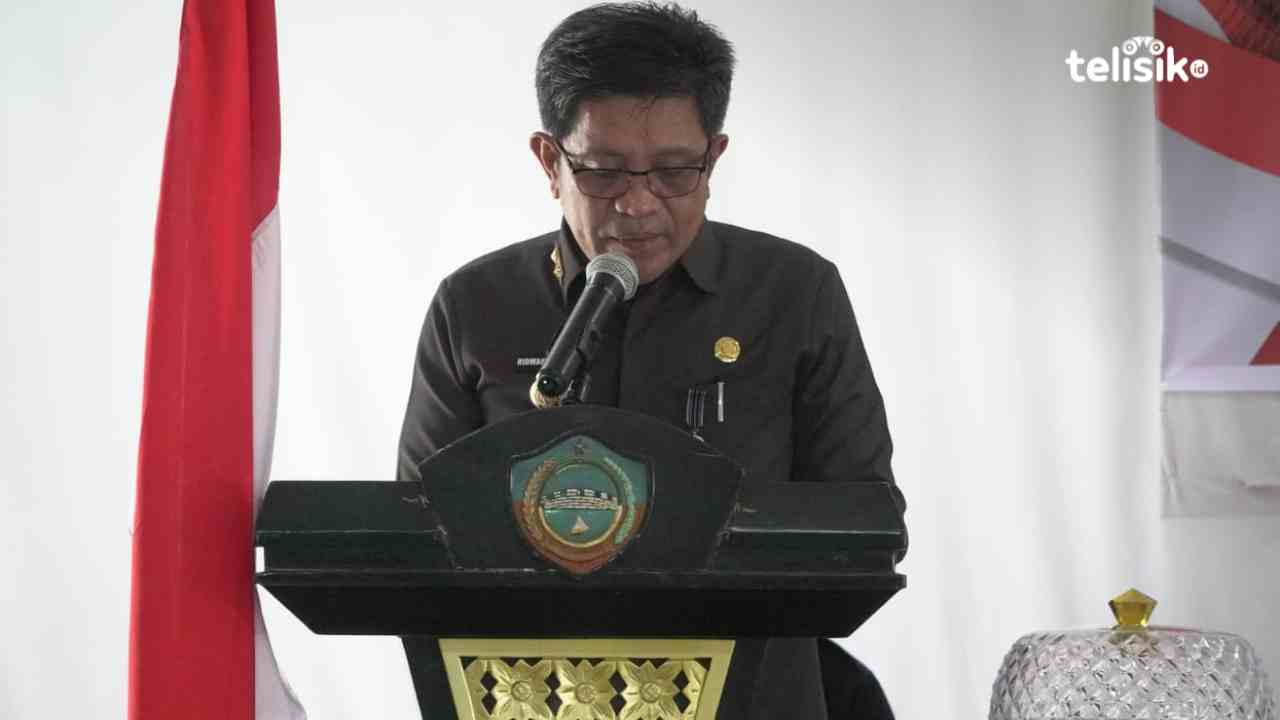 Pj Bupati Buton Selatan, M. Ridwan Badallah saat membacakan tanggapan terhadap fraksi-fraksi DPRD Buton Selatan pada Rapat Paripurna RPD APBD T.A 2025. Foto: Ali Iskandar Majid/telisik