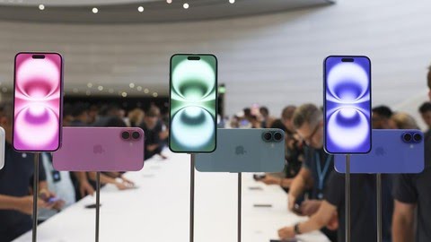 iPhone 16 baru dipamerkan selama pengumuman produk baru di kantor pusat Apple. Foto: Repro AP Photo