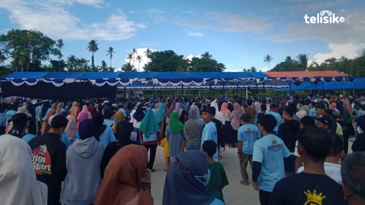 Ribuan masyarakat Wakatobi menyambut pasangan calon Gubernur dan Wakil Gubernur Sultra nomor urut 2, ASR - Hugua, Senin (11/11/2024). Foto: Wa Ode Hesti/Telisik