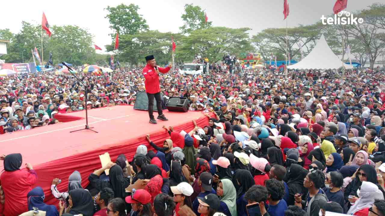 Politisi PDIP, Muhamas Rahim saat berorasi di hadapan puluhan ribu masyarakat. Foto : Sunaryo/Telisik
