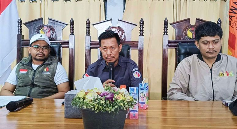 Komisioner Bawaslu Kota Baubau, Sarmin (tengah), Almin (kiri) dan Muh. Syahran S (kanan) saat menyampaikan peta sebaran TPS rawan jelang Pilkada 2024, Selasa (26/11/2024). Foto: Ist