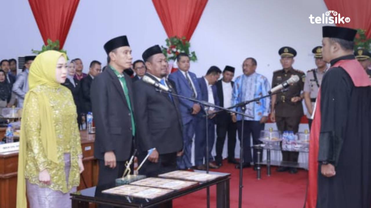 Prosesi pengambilan sumpah/janji Ketua dan Wakil Ketua DPRD Bombana di Gedung Paripurna DPRD Kabupaten Bombana, Senin (11/11/2024). (Foto: Melsandy Wauda/Telisik)