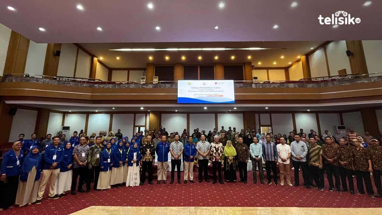 Sekda Provinsi Sultra, Asrun Lio, dan pengurus TLC di Gebyar Pendidikan Sultra, Sabtu (16/11/2024). Foto: Nabila/Telisik