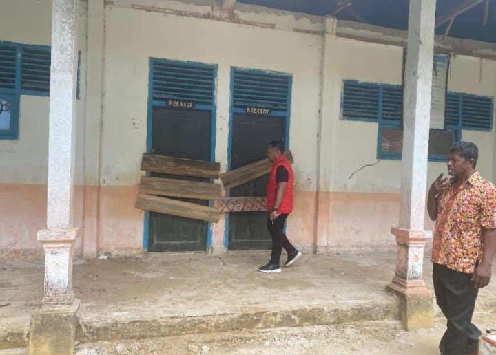 Anggota DPRD Muna Barat, La Ode Harlan Sadia saat meninjau langsung kondisi gedung SDN 4 Tiworo Selatan. Foto: Ist