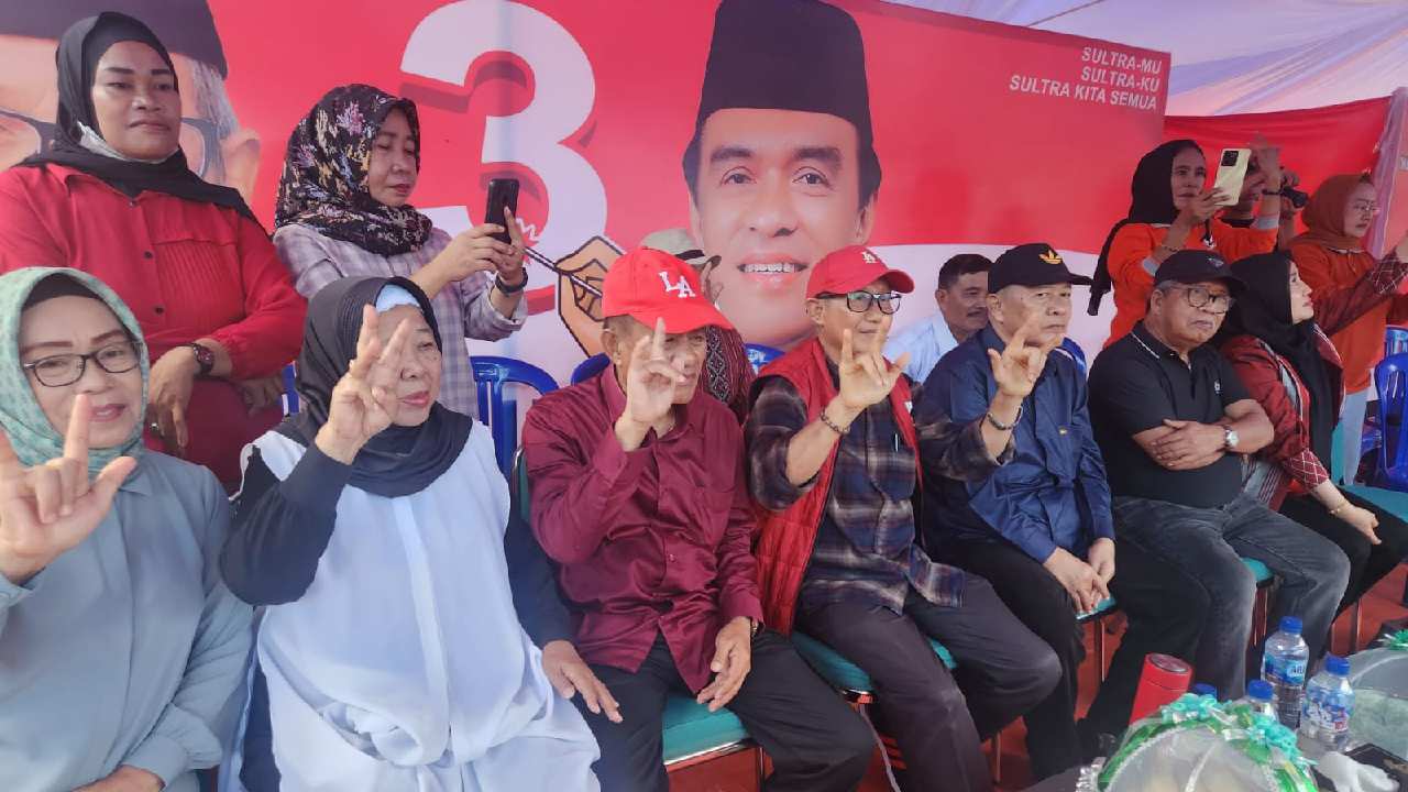 Calon Gubernur dan Wakil Gubernur Sulawesi Tenggara, Lukman Abunawas, saat berkampanye di Konawe Selatan, Sabtu (16/11/2024). Foto: Ist
