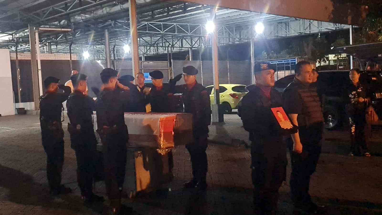 Prosesi pemakaman almarhum AKP Ulil Riyanto Anshari. Foto: Ist