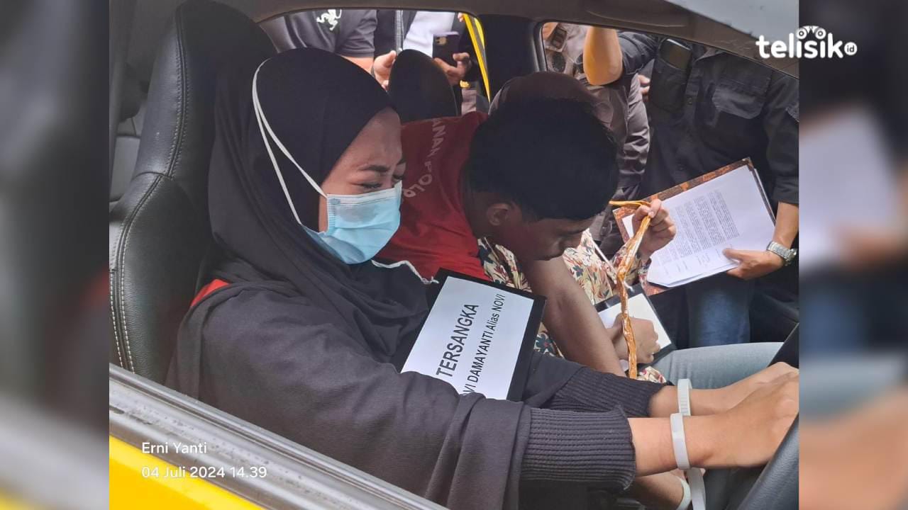 Tersangka Novi dan Muh Firmansyah memperagakan ulang adegan pembunuhan korban. Foto: Erni Yanti/Telisik