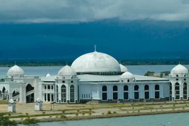 Masjid Agung Khoira Ummah di Kabupaten Kolaka, Sulawesi Tenggara, salah satu tempat ibadah bagi umat Islam yang digunakan untuk beribadah. Foto: Ist