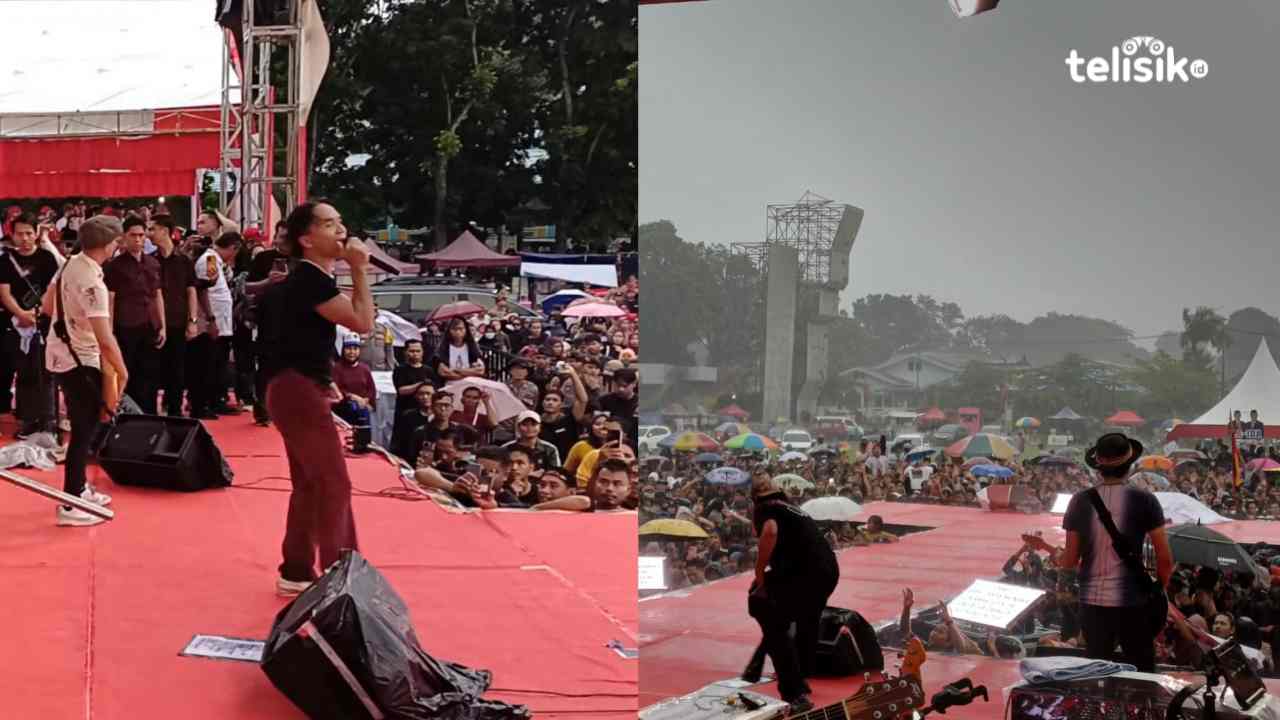 Grup band legendaris Slank saat memeriahkan kampanye akbar LA - IDA yang diwarnai hujan deras di Lapangan Konggoasa, Kabupaten Kolaka, Minggu (10/11/2024). Foto: Egit Riski/Telisik