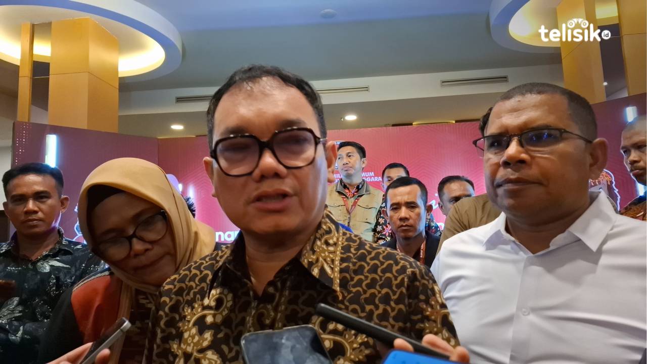 Plh Ketua KPU Provinsi Sulawesi Tenggara Suprihaty Prawaty Nengtias (kiri), Komisioner KPU RI Parsadaan Harahap (tengah) dan komisioner KPU Provinsi Amiruddin (Kanan). Foto Erni Yanti/Telisik