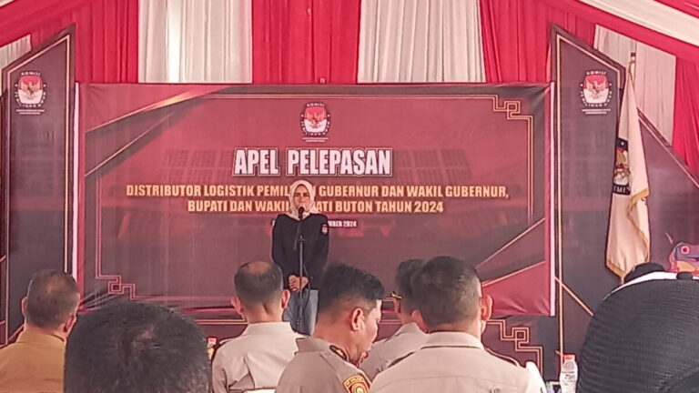 Ketua KPU Buton, Rahmatia saat menyampaikan sambutanya pada pelepasan logistik Pilkada. Foto: Ist