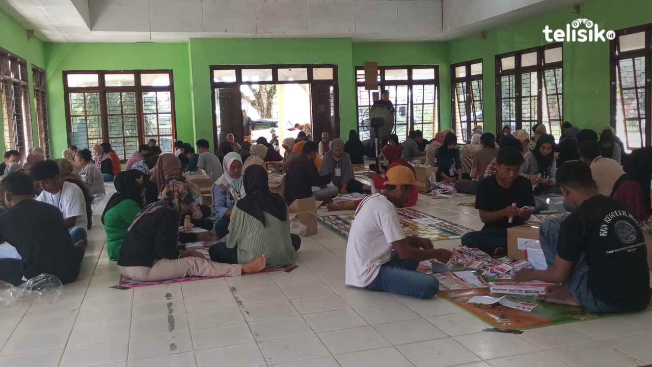 Proses penyortiran dan pelipatan surat suara di Gudang Logistik KPU Kota Kendari. Foto: Nur Fauzia/Telisik