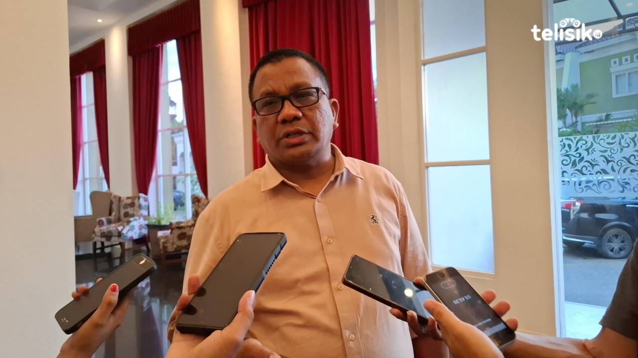 Ketua KPU Provinsi Sulawesi Tenggara Asril saat diwawancarai terkait logistik Pilkada 2024. Foto: Erni Yanti/Telisik