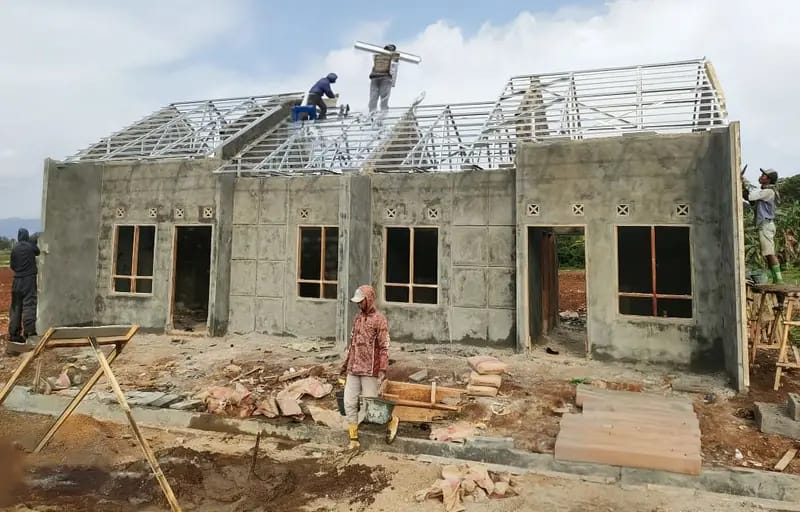 Mulai Desember 2024, MBR hemat biaya hunian hingga jutaan. Foto: Repro kreasiprimaland
