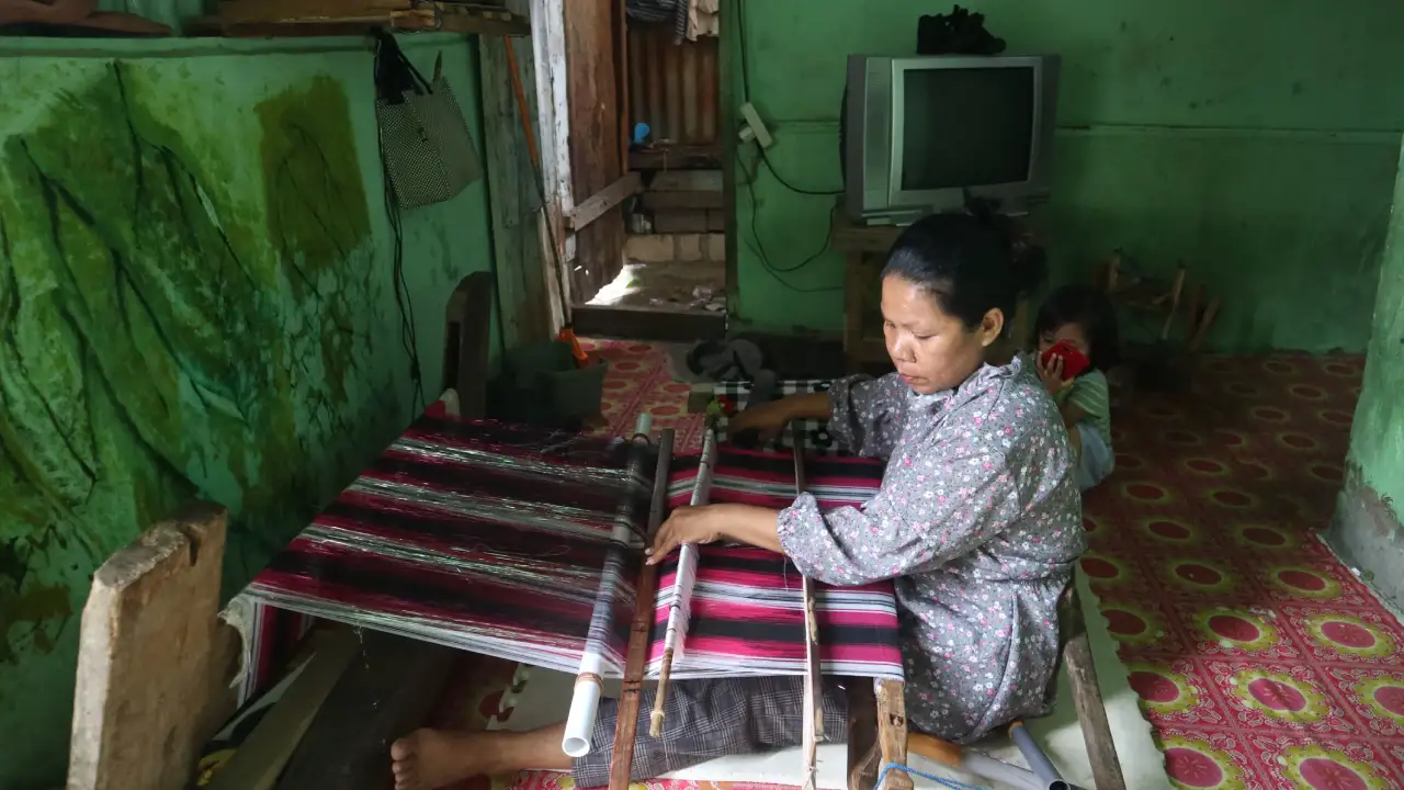 Wa Titi mulai menekuni tenun saat berusia 12 tahun. Foto: Firman