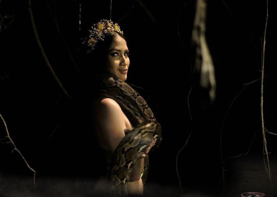 Utang Rp 470 miliar, seorang pria nikahi siluman ular. Foto: Instagram @KKN Movie