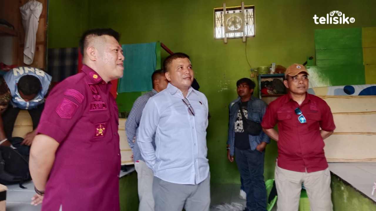 Kepala Rutan Kelas II B Raha, Muhamad Asril Yasin bersama Kasat Narkoba, Akp Asrun menggeledah blok hunian warga binaan. Foto: Sunaryo/Telisik