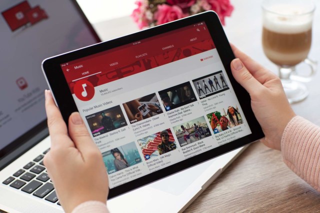 Ini cara nonton YouTube tanpa iklan. Foto: Repro Shutter Stock