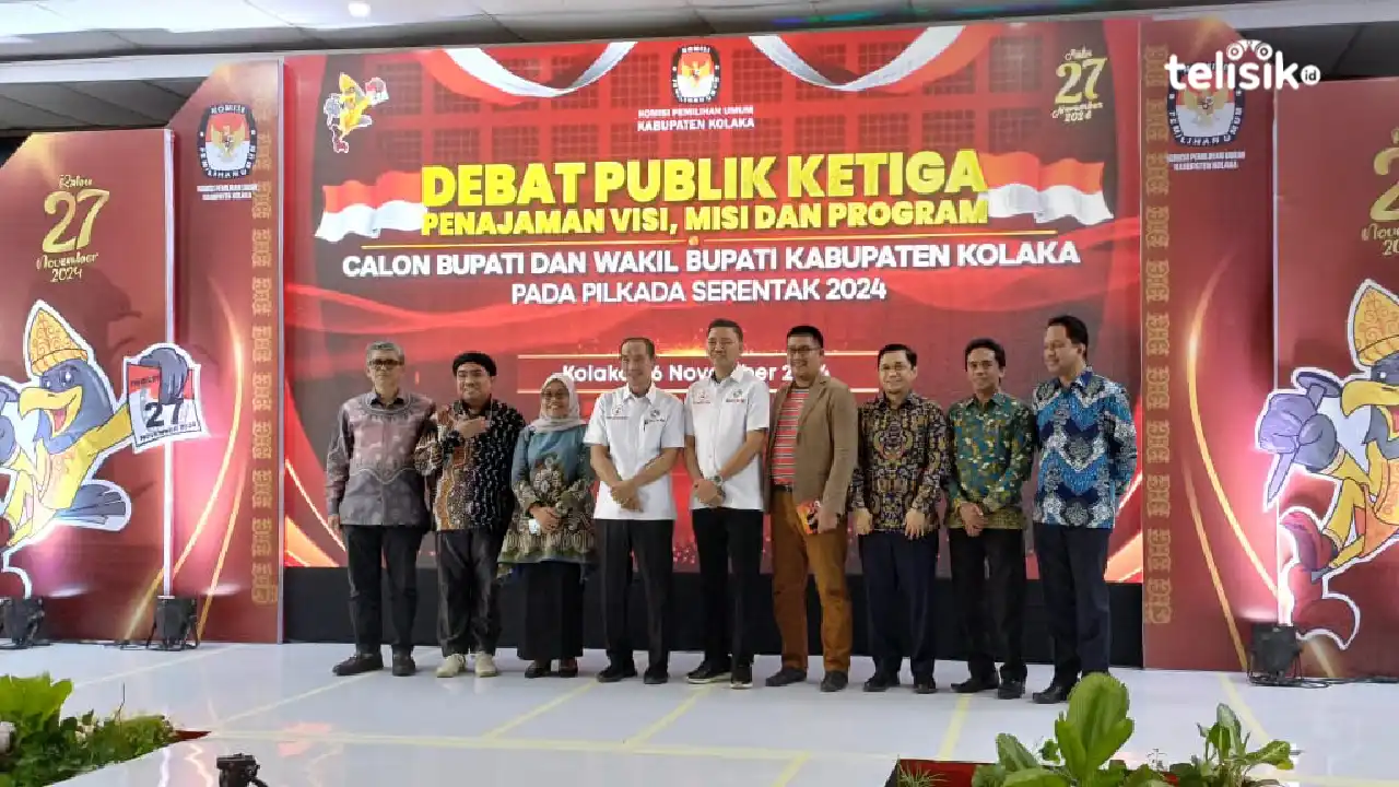 Para Paslon saat berfoto bersama ketujuh panelis saat akhir acara debat ketiga di Hotel Sutan Raja Kolaka. Foto: Egit Riski/Telisik