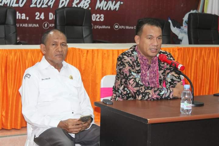 Ketua KPU Muna, LM Askar Adi Jaya menyampaikan pembersihan APK di mulai pada 24 November. Foto: Ist.