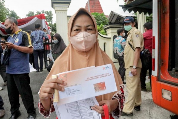 Penyaluran bansos dihentikan jelang Pilkada 2024 untuk cegah politisasi. Foto: Repro Idn Times