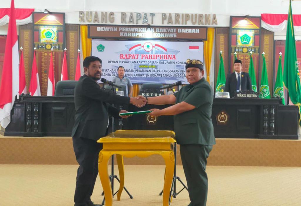 Pemkab dan DPRD Konawe saat menyepakati naskah persetujuan RAPBD tahun 2025. Foto: Ist