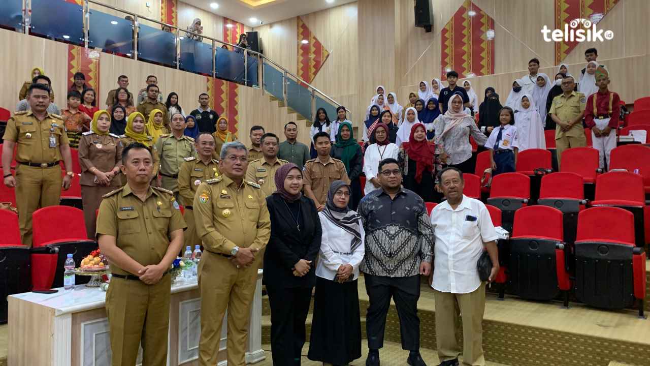Pj Wali Kota Kendari, Muhammad Yusup (kiri) didampingi Plt. Kepala Dinas Perpustakaan dan Kearsipan Kota Kendari, Aswido (kanan), saat pembukaan Festival Literasi di Aula Samaturu, Balai Kota Kendari, Senin (11/11/2024). Foto: Nabila/Telisik