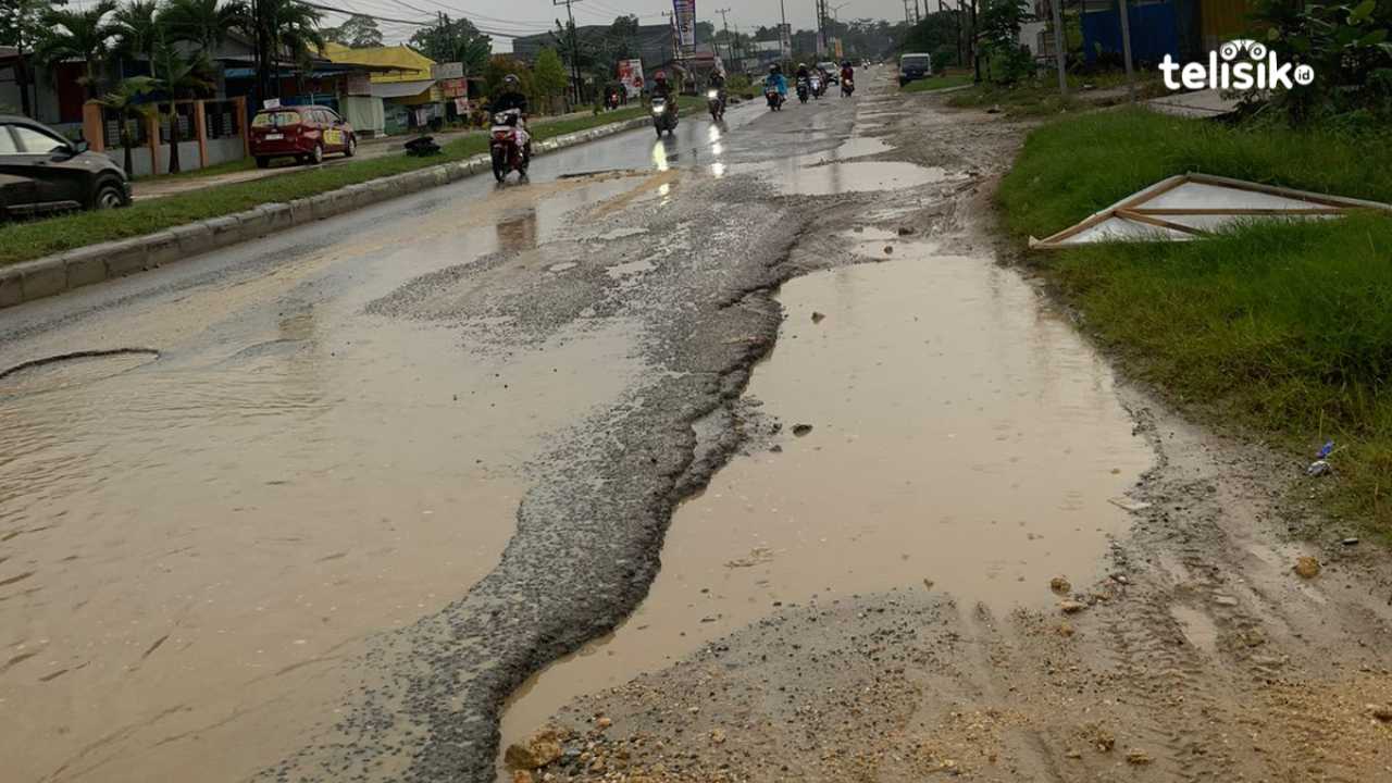 Ruas Jalan Brigjen Katamso di Kelurahan Baruga, Kota Kendari, yang mengalami kerusakan parah. Foto: Usman Mboruata/Telisik