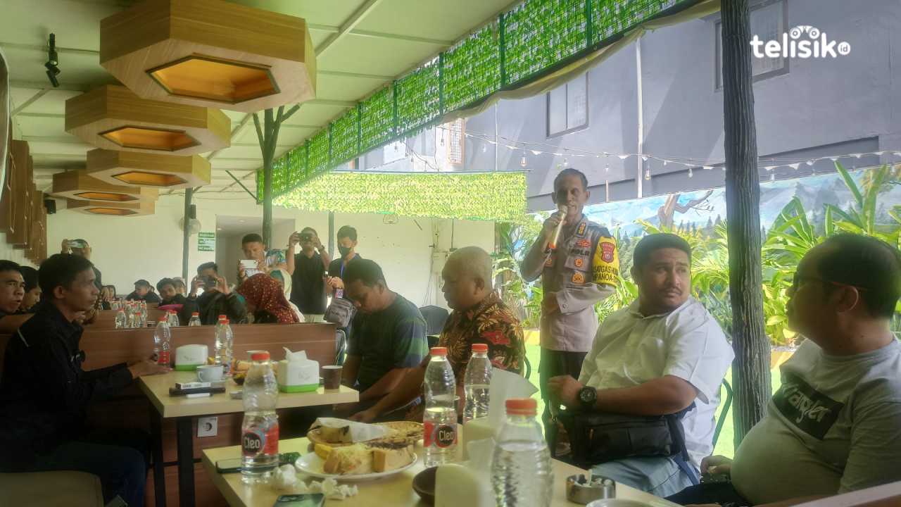 Kabid Humas Polda Sultra, Kombes Pol Iis Kristian dan Insan pers, saat kegian coffe morning. Foto: Ahmad Jaelani/Telisik