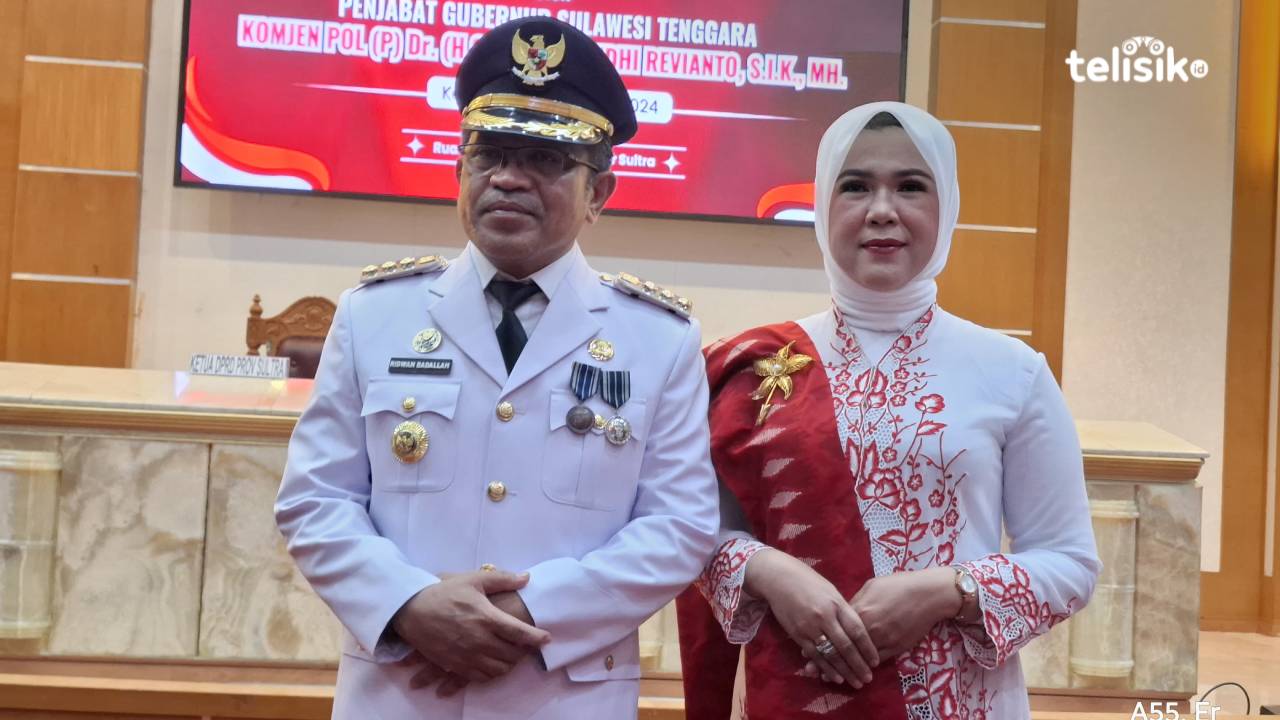 Pj Bupati Buton Selatan Ridwan Badallah (kiri) bersama Istrinya (kanan). Foto: Erni Yanti/Telisik