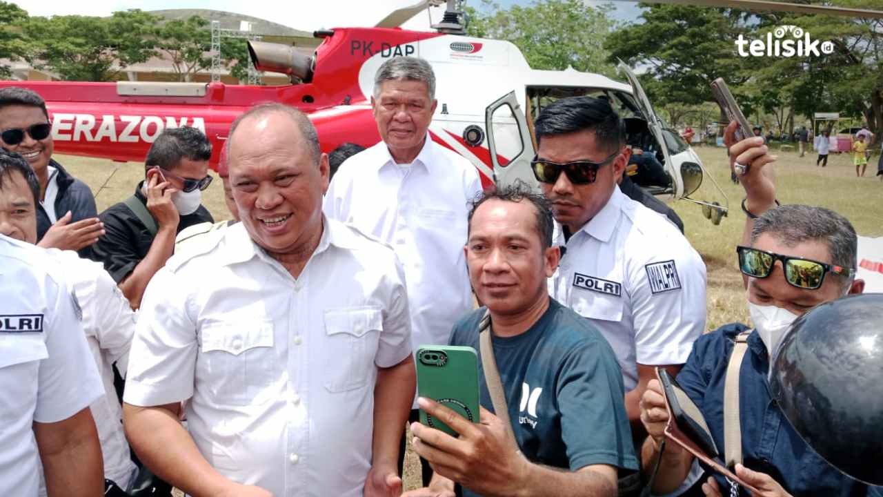 Cagub Sulawesi Tenggara nomor urut 1, Ruksamin, saat kampanye di Kabupaten Muna menggunakan helikopter, Rabu (6/11/2024). Foto : Sunaryo/Telisik