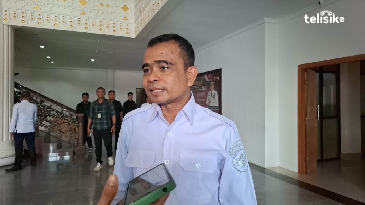 Ketua Bawaslu Kota Kendari, Sahinuddin saat diwawancarai. Foto:  Erni Yanti/Telisik