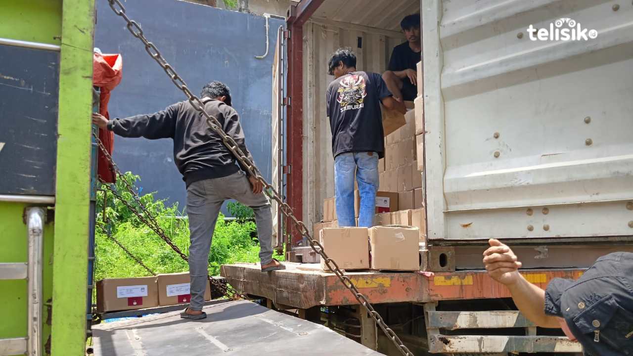 Proses pemindahan surat suara dari kontainer ke masing-masing mobil transport untuk disalurkan ke setiap kabupaten/kota di Sulawesi Tenggara, Jumat (1/11/2024). Foto: Sigit Purnomo/Telisik