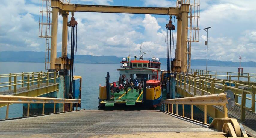 Feri Raha-Pure saat sandar di pelabuhan Desa Lagasa. Foto: Ist.