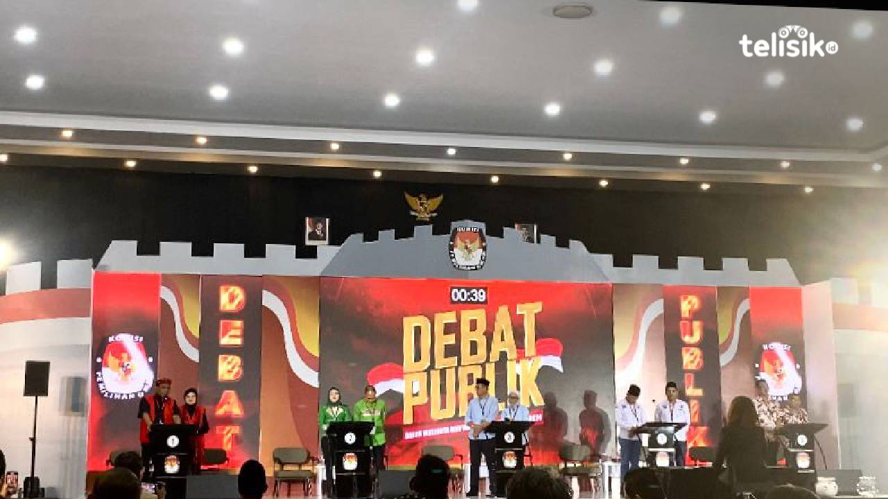 5 pasangan calon Walikota Baubau dan Wakil Walikota pada debat publik. Foto: Elfinasari/Telisik