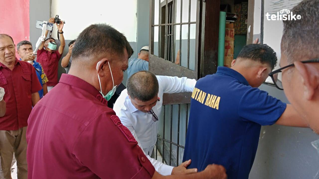 Warga binaan Rutan Kelas IIB Raha saat diperiksa dari barang-barang terlarang. Foto: Sunaryo/Telisik