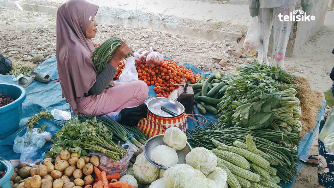 Pedagang sayuran di salah satu pasar tradisional di Kota Kendari menjajakan dagangannya, Minggu (29/12/2024). Foto: Siti Nabila/Telisik