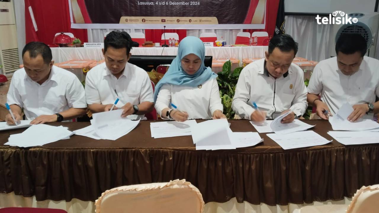 Proses penandatanganan berita acara (BA) hasil rekapitulasi perhitungan dan perolehan suara oleh lima komisioner KPU Kabupaten Kolaka Utara. Foto: Muh. Risal H/Telisik