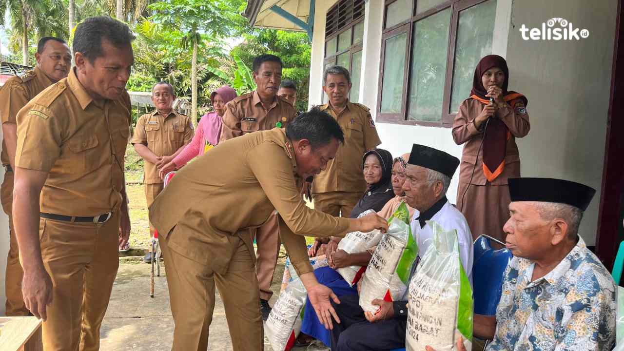 Penyerahan bantuan pangan oleh Pj Bupati Muna Barat, Pahri Yamsul. Foto: Putri Wulandari/Telisik