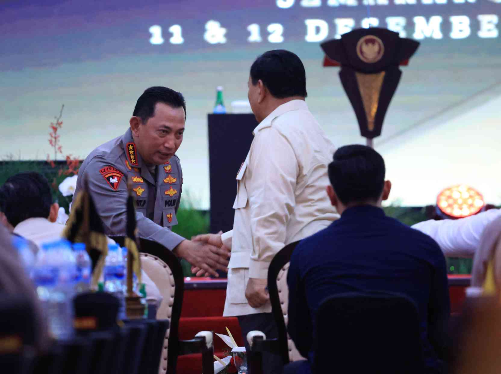 Kapolri Jenderal Listyo Sigit Prabowo berjabat tangan dengan Presiden Prabowo Subianto usai melaporkan capaian Desk Berantas Narkoba, Rabu (11/12/2024) di Semarang. Foto: Ist