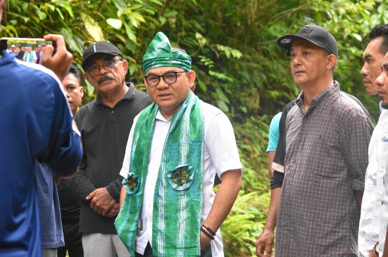 Anggota DPR RI, Jaelani berkomitmen mendorong kenaikan status hutan sekitar perairan Jompi. Foto: Ist