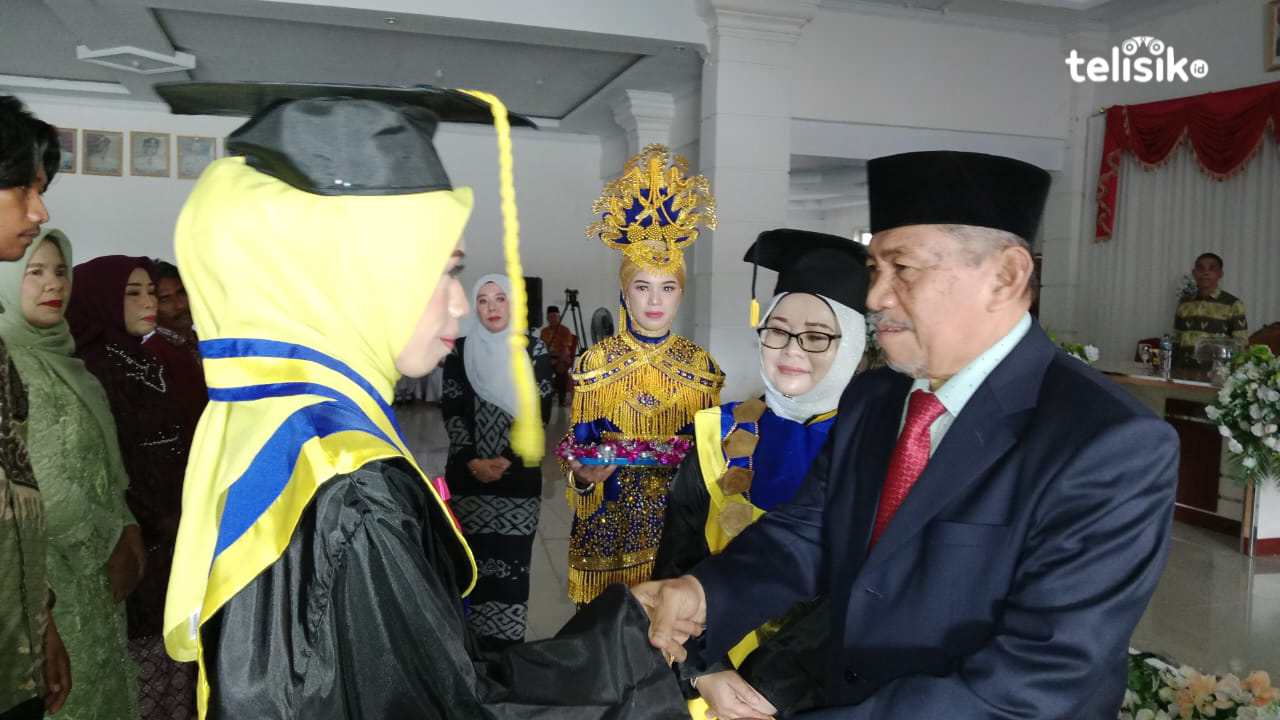 Plt Bupati Muna, Bachrun Labuta, saat menghadiri wisuda Politeknik Paramata, Sabtu (21/12/2024). Foto : Sunaryo/Telisik