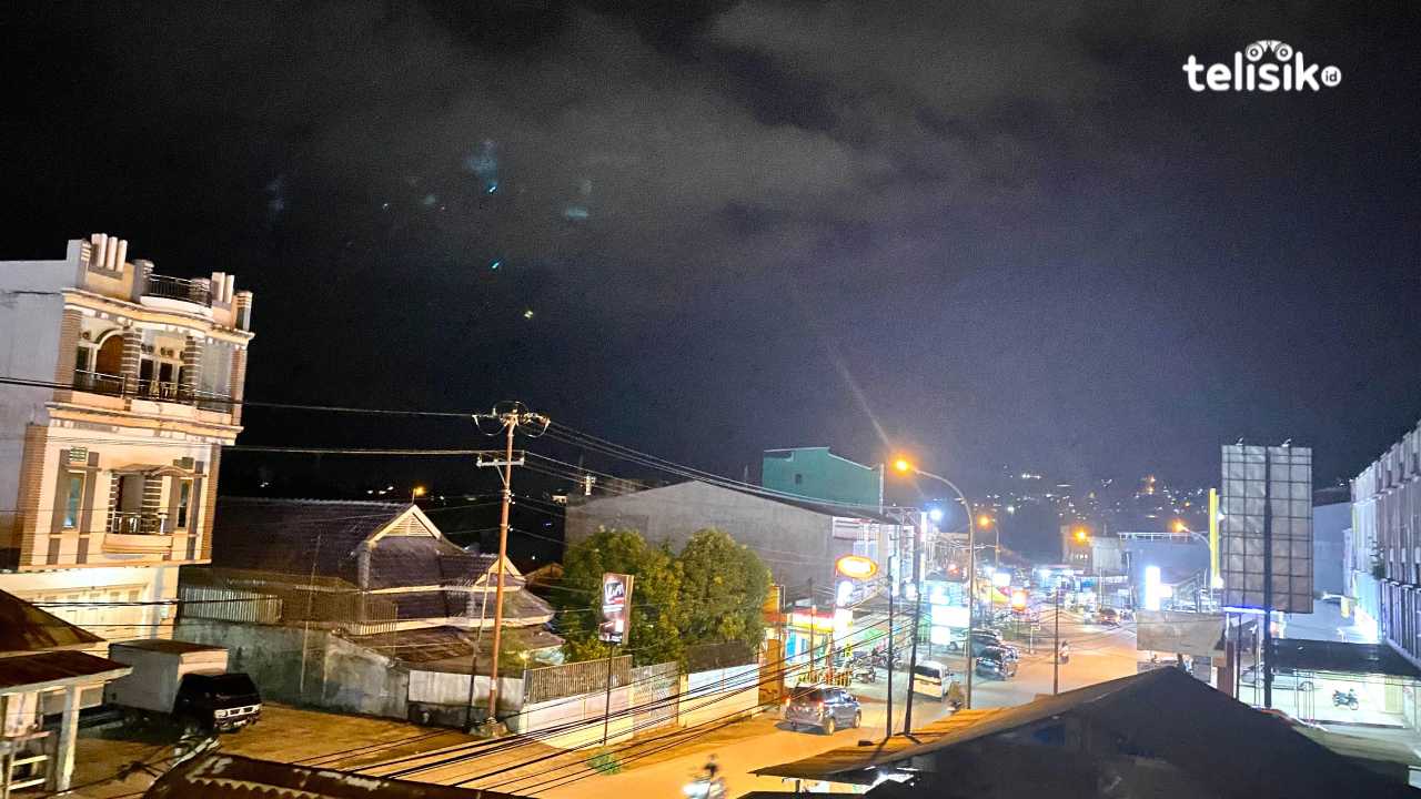 Kota Baubau pada malam hari. Foto: Elfinasari/telisik
