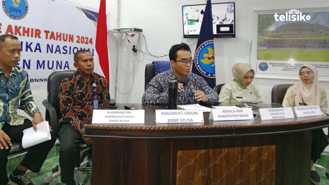 Kepala BNNK Muna, Muhamad Ridwan Zain bersama anggotanya. Foto: Sunaryo/Telisik
