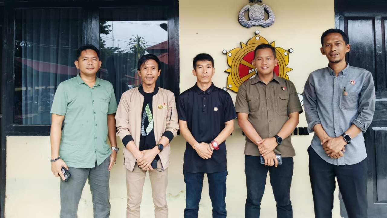 Komisioner Bawaslu Konawe beserta jajaran Sentra Gakkumdu di Mapolres Konawe usai penetapan Camat Onembute sebagai tersangka pidana pemilu, Selasa (10/12/2024). Foto: Ist