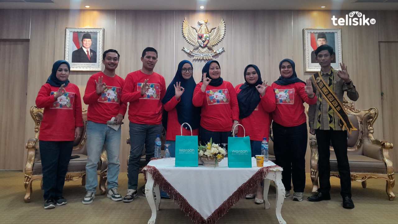 Kepala Dinkes Kota Kendari, Dr. Fauziah (tengah), usai sosialisasi bahaya HIV/AIDS di Aula Samaturu, Kota Kendari, Selasa (10/12/2024). Foto: Nabila/Telisik
